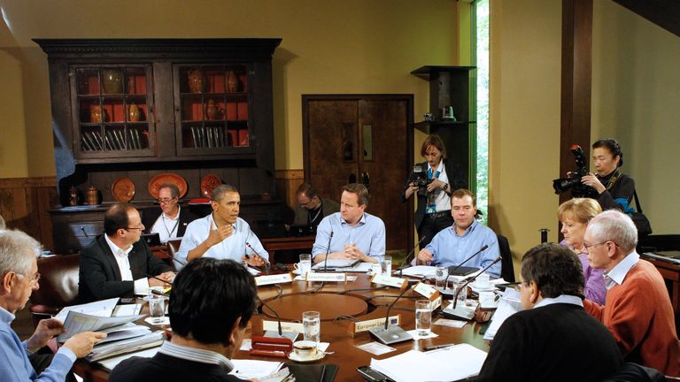 Le Premier ministre italien Mario Monti, le Premier ministre canadien Stephen Harper, le président français François Hollande, le président américain Barack Obama, le premier ministre britannique David Cameron, le premier ministre russe Dmitry Medvedev, le premier ministre japonais Yoshihiko Noda à la Commission européenne Le président Jose Manuel Barroso, le président du Conseil européen Herman Van Rompuy et la chancelière allemande Angela Merkel participent à une séance de travail du sommet du G8 à Camp David, Maryland, le 19 mai 2012. AFP PHOTO / RIA NOVOSTI / POOL / MIKHAIL KLIMENTYEV ( Le crédit photo doit correspondre à MIKHAIL KLIMENTYEV / AFP / GettyImages)