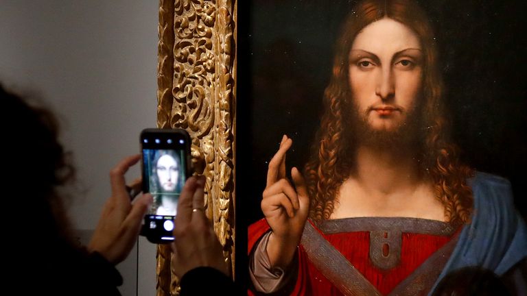 Les gens prennent des photos avec un téléphone portable d'une peinture à l'huile réalisée par l'Atelier Leonardo da Vinci  