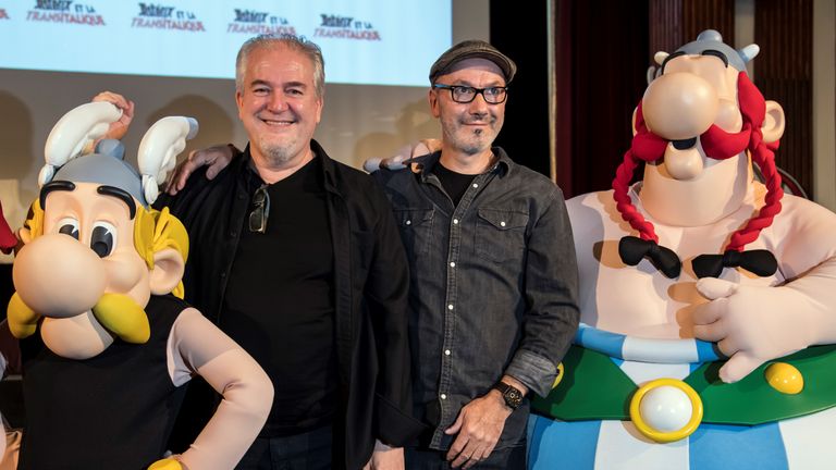 Le dessinateur français Didier Conrad (à gauche) et l'écrivain et designer français Jean-Yves Ferri posent avec des effigies des personnages de bandes dessinées Astérix et Obélix lors d'une conférence de presse consacrée à la sortie du nouvel album de la bande dessinée 