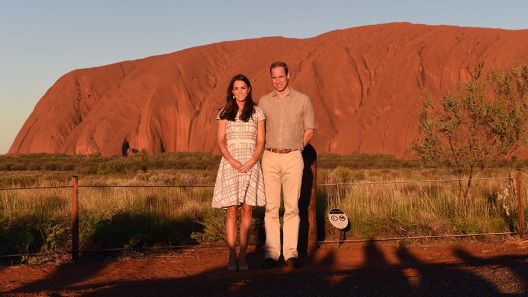 Le prince britannique William (R) et son épouse Catherine, la duchesse de Cambridge, se tiennent devant Uluru dans le Territoire du Nord le 22 avril 2014. Le prince britannique William, son épouse Kate et leur fils Prince George est en tournée de trois semaines en Nouvelle-Zélande et en Australie. AFP PHOTO / POOL / William WEST (Le crédit photo doit correspondre à WILLIAM WEST / AFP / Getty Images)