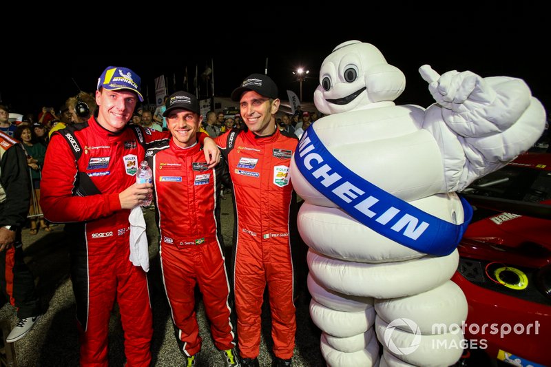 James Calado, Daniel Serra et Alessandro Pier Guidi, lauréat du prix GTLM de Risi Competizione, et un grand gars sympathique aux prises avec des problèmes de cellulite majeurs.