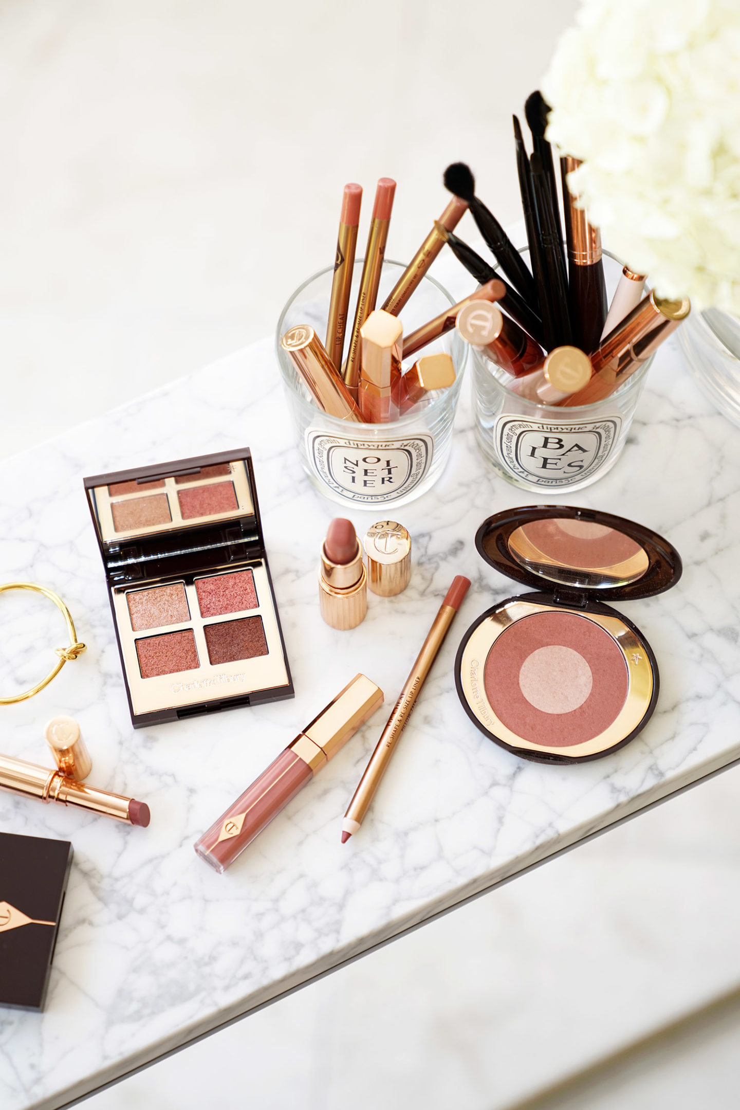Charlotte Tilbury Pillow Talk "width =" 1080 "height =" 1619 "srcset =" http://thebeautylookbook.com/wp-content/uploads/2019/10/Charlotte-Tilbury-Pillow-Talk-LipLustre-LuxuryPaletteofPops-1440x2159. jpg 1440w, http://thebeautylookbook.com/wp-content/uploads/2019/10/Charlotte-Tilbury-Pillow-Talk-LipLustre-LuxuryPaletteofPops-800x1199.jpg 800w, http://thebeautylookbook.com/wp-content/ uploads / 2019/10 / Charlotte-Tilbury-Pillow-Talk-LipLustre-LuxuryPaletteofPops-67x100.jpg 67w, http://thebeautylookbook.com/wp-content/uploads/2019/10/Charlotte-Tilbury-Pillow-Talk-Talk-LipLustre -LuxuryPaletteofPops-1080x1619.jpg 1080w, http://thebeautylookbook.com/wp-content/uploads/2019/10/Charlotte-Tilbury-Pillow-Talk-LipLustre-LuxuryPaletteofPops.jpg 1500w "tailles =" (max-width: 1080px ) 100vw, 1080px "data-jpibfi-post-excerpt =" Additions de Charlotte Tilbury Pillow Talk avec une nouvelle palette de luxe de Pops Eyeshadow Quad + Lip Luster. Récapitulatif de tous les produits Pillow Talk que je possède à ce jour. "Data-jpibfi-post-url =" http://thebeautylookbook.com/2019/10/charlotte-tilbury-pillow-talk-luxury-palette-of-pops- lip-lustre.html "data-jpibfi-post-title =" Palette de luxe de Charlotte Tilbury Talk Talk pour oreiller + lustre pour les lèvres "data-jpibfi-src =" http://thebeautylookbook.com/wp-content/uploads/2019/ 10 / Charlotte-Tilbury-Pillow-Talk-LipLustre-LuxuryPaletteofPops-1440x2159.jpg "/></p>
<p>Charlotte Tilbury a ajouté deux produits supplémentaires à sa famille Pillow Talk! Elle a une nouvelle palette de pops de luxe dans Pillow Talk dans un quad ombragé. Je suis aussi ravie qu’elle ait enfin lancé son brillant à lèvres Lip Luster individuellement. Il a été lancé à l'origine par un trio exclusif de la vente d'anniversaire de Nordstrom (<em>examiné et swatched ici</em>). Il est maintenant disponible individuellement chez Sephora et également dans quelques packs sur son site Web.</p>
<p><img decoding=