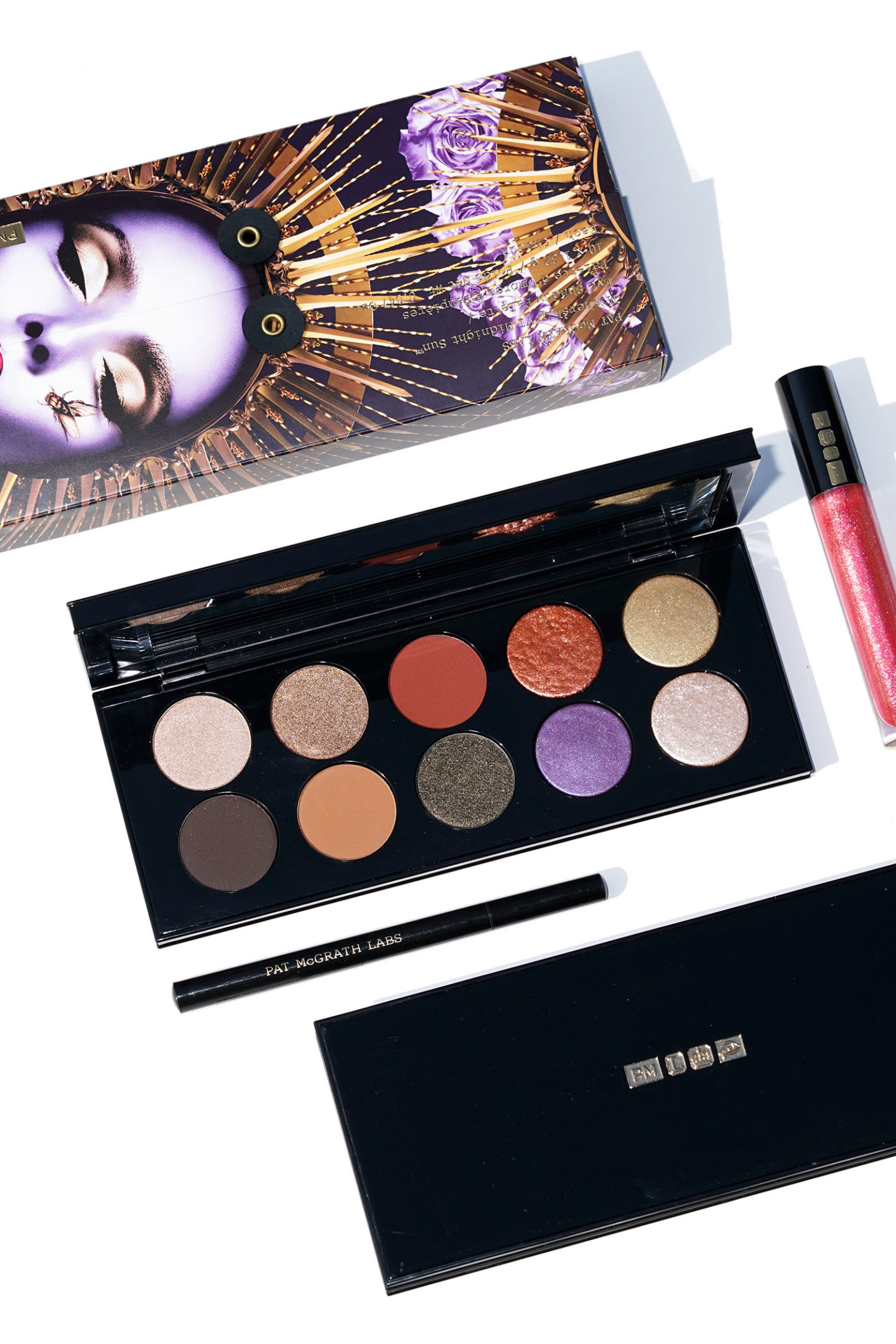 Palette d'ombres à paupières Sun Midnight "width =" 1080 "height =" 1619 "srcset =" http://thebeautylookbook.com/wp-content/uploads/2019/10/PMG-Mothership-VI-Midnight-Sun-review-1440x2159. jpg 1440w, http://thebeautylookbook.com/wp-content/uploads/2019/10/PMG-Mothership-VI-Midnight-Sun-review-800x1199.jpg 800w, http://thebeautylookbook.com/wp-content/ uploads / 2019/10 / PMG-Mothership-VI-Minuit-Soleil-review-67x100.jpg 67w, http://thebeautylookbook.com/wp-content/uploads/2019/10/PMG-Mothership-VI-Midnight-Sun -review-1080x1619.jpg 1080w, http://thebeautylookbook.com/wp-content/uploads/2019/10/PMG-Mothership-VI-Midnight-Sun-review.jpg 1500w "tailles =" (largeur maximale: 1080px ) 100vw, 1080px "data-jpibfi-post-excerpt =" Pat McGrath Mothership VI Révision de la palette de fard à paupières Sun Midnight Sun et échantillons. La dernière palette de fards à paupières de Pat McGrath Labs. 10 "data-jpibfi-post-url =" http://thebeautylookbook.com/2019/10/pat-mcgrath-mothership-vi-midnight-sun-eyeshadow-palette. html "data-jpibfi-post-title =" Palmer les yeux du soleil de minuit de Pat McGrath VI "data-jpibfi-src =" http://thebeautylookbook.com/wp-content/uploads/2019/10/PMG-Mothership-VI -Midnight-Sun-review-1440x2159.jpg "/></p>
<p>La palette est magnifique à coup sûr! Mais je n’ai pas aimé toutes les couleurs. En termes de qualité et de performances, c’est excellent, mais je ne peux pas porter d’or jaune ou de violet pourpre – ils se mêlent à mon teint, peu importe leur beauté ou les efforts que j’essaie de mélanger. Pour ses palettes, je préfère les couleurs de son précédent lancement, Mothership V Bronze Seduction, ou l’une de ses palettes à six plateaux que je trouve plus facile à porter pour une personne comme moi qui a tendance à être plus conservatrice en ce qui concerne les yeux. Je pense que c'est assez différent / unique pour justifier de posséder si on aime toutes les couleurs. En ce qui me concerne, je n’aurais probablement pas acheté celui-ci, j’essaie vraiment de respecter mon principe d’achat de palettes si j’aimerais bien aimer toutes les couleurs. Je vais toujours essayer de faire fonctionner le violet pour moi, mais je n’ai jamais vraiment cherché une couleur qui m’attire.</p>
<p style=