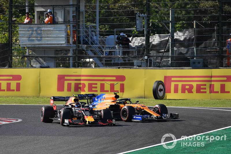 Alex Albon, Red Bull RB15, passe Lando Norris, McLaren MCL34