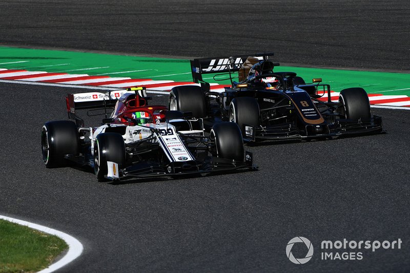 Antonio Giovinazzi, Alfa Romeo Racing C38, aux prises avec Romain Grosjean, Haas F1 Team VF-19