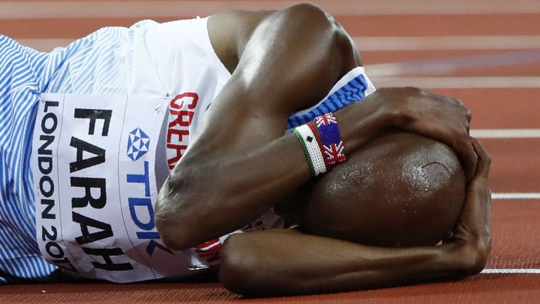 Farah était sur la piste, la tête dans les mains, après avoir terminé deuxième au 5 000 m