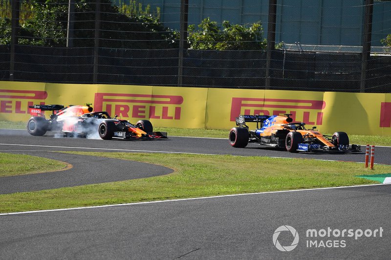Carlos Sainz Jr., McLaren MCL34, mène Alex Albon, Red Bull RB15