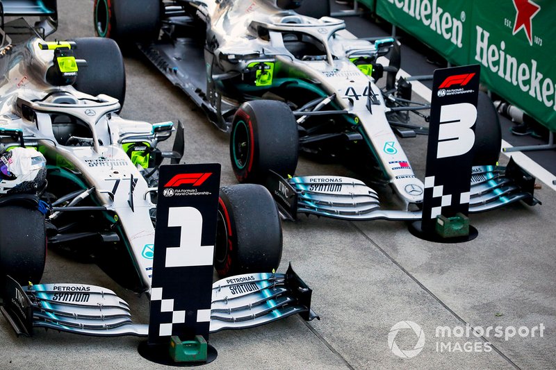 Valtteri Bottas, vainqueur des voitures de course, Mercedes AMG W10 et Lewis Hamilton, Mercedes AMG F1 W10 au Parc Fermé 