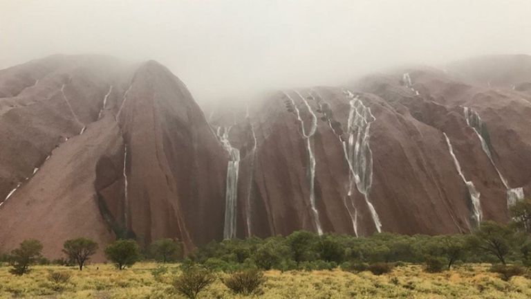 Superbes cascades sur Uluru. Pic: Parcs Australie