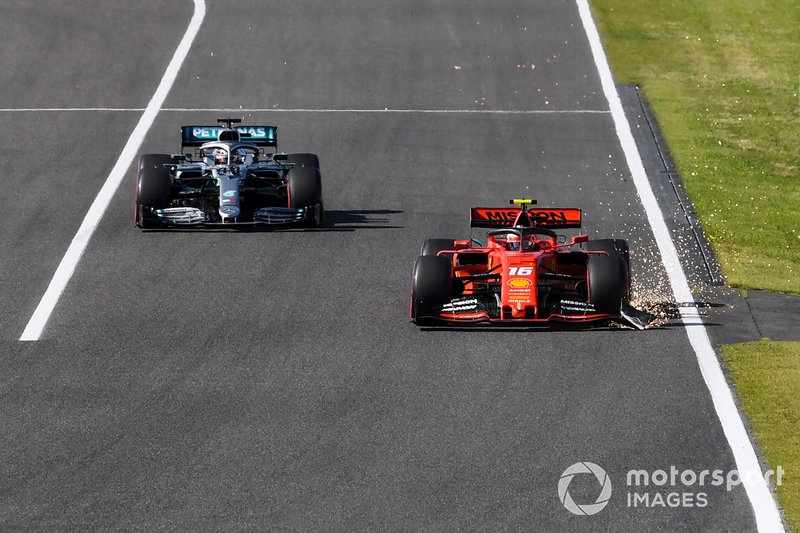 Charles Leclerc, Ferrari SF90, mène Lewis Hamilton, Mercedes AMG F1 W10, traînant des étincelles de son aileron avant endommagé
