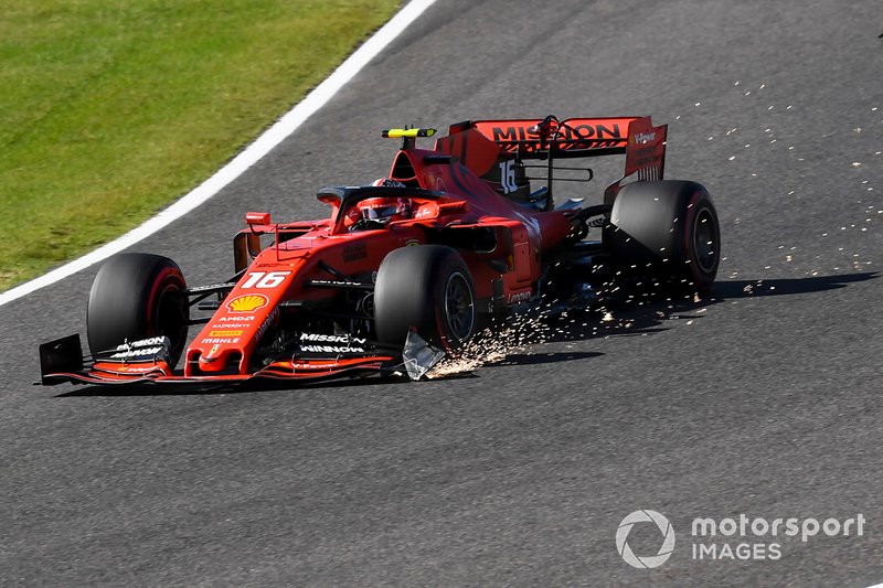 Charles Leclerc, Ferrari SF90, traîne des étincelles de son aile avant endommagée après le contact avec Max Verstappen