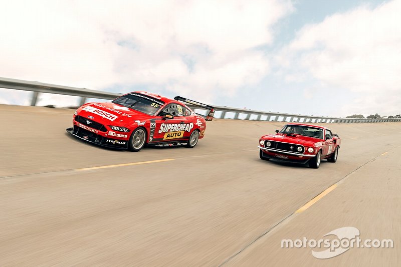 Chaz Mostert et James Moffat, Tickford Ford avec une ancienne voiture de route Ford Mustang