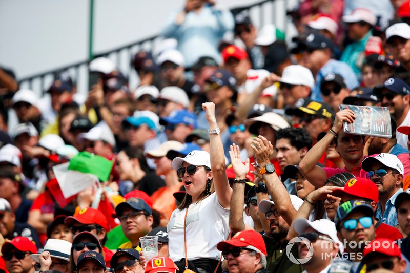 Les fans applaudissent depuis les tribunes
