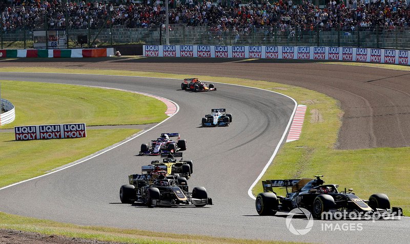 Kevin Magnussen, Haas F1 Team VF-19, mène une file dattente de voitures