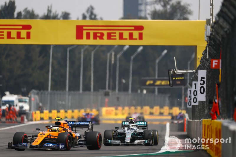 Lando Norris, McLaren MCL34, mène Valtteri Bottas, Mercedes AMG W10