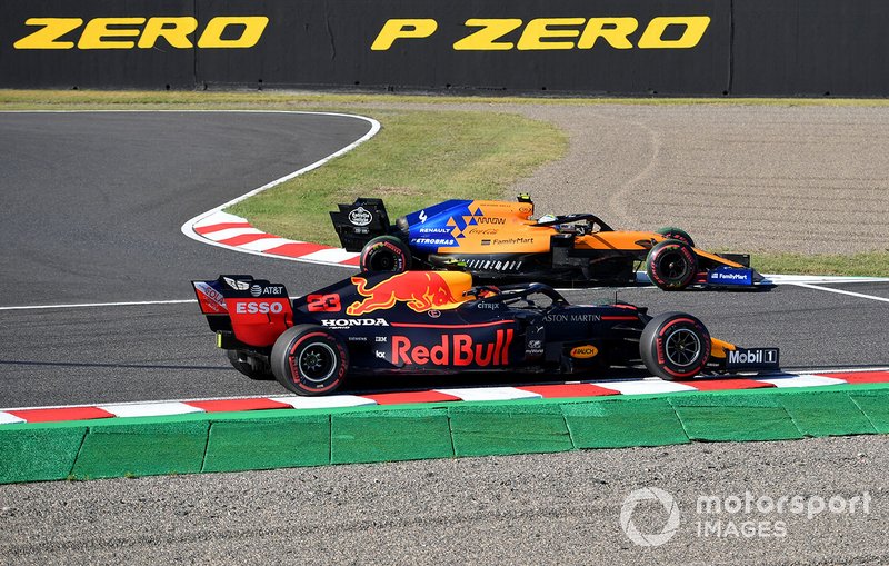 Lando Norris, McLaren MCL34, rejoint après la collision avec Alex Albon, Red Bull RB15