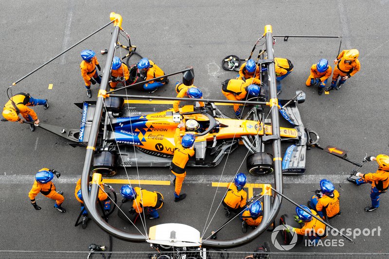 Lando Norris, McLaren MCL34, souffre de problèmes de roue avant gauche lors dun arrêt au stand