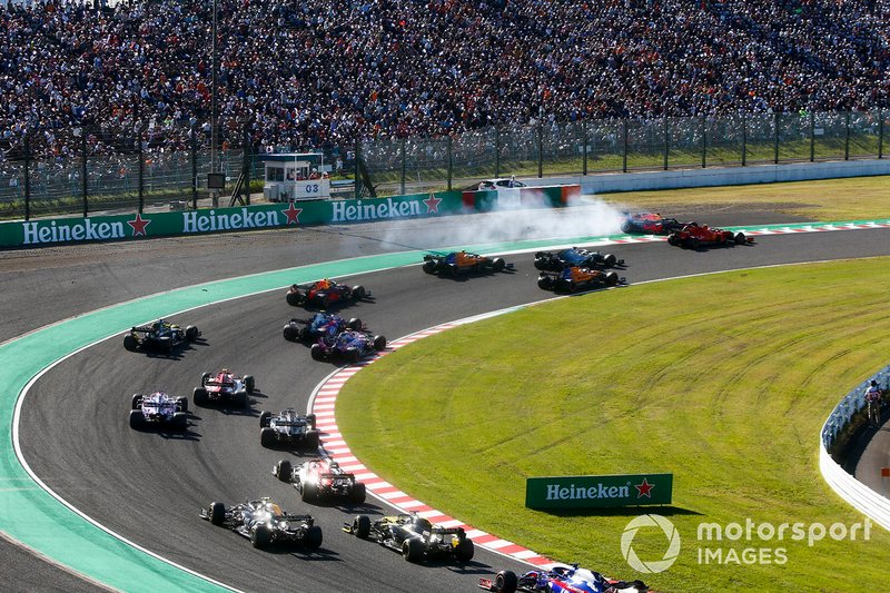 Max Verstappen et le Red Bull Racing RB15 ont pris contact avec Charles Leclerc et la Ferrari SF90 