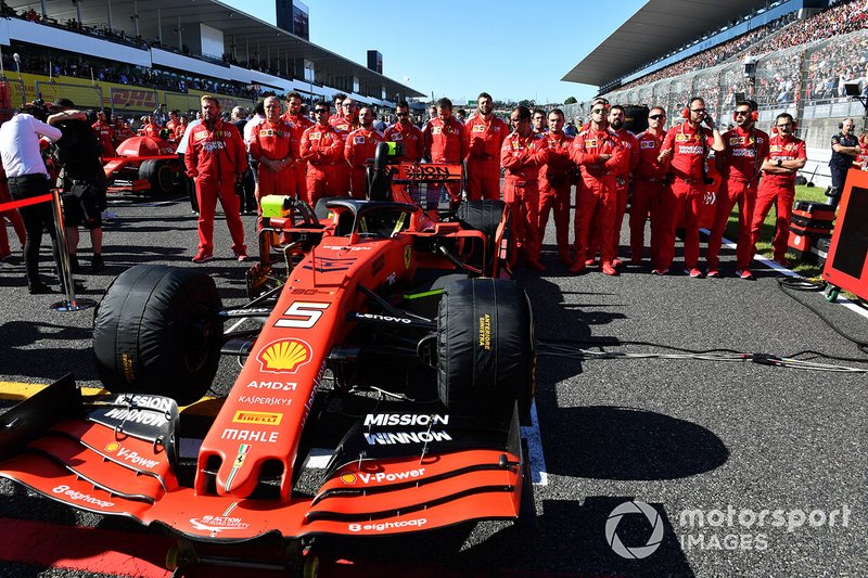 Mécaniques sur la grille avec la voiture de Sebastian Vettel, Ferrari SF90