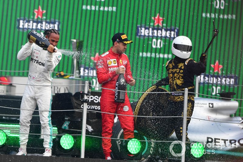 Podium: Lewis Hamilton, vainqueur de la course, Mercedes AMG F1, deuxième place Sebastian Vettel, Ferrari