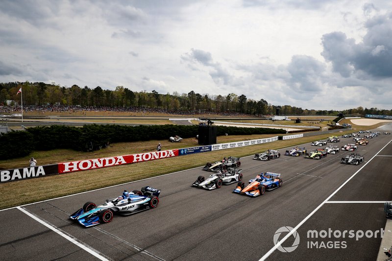 Takuma Sato mène son coéquipier des RLLR Graham Rahal, Scott Dixon et James Hinchcliffe au début de la course à Barber Motorsports Park. Sato gagnerait, Rahal prendrait sa retraite avec des problèmes mécaniques.