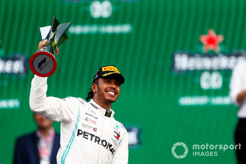 Lewis Hamilton, vainqueur de la course, Mercedes AMG F1 sur le podium avec le trophée