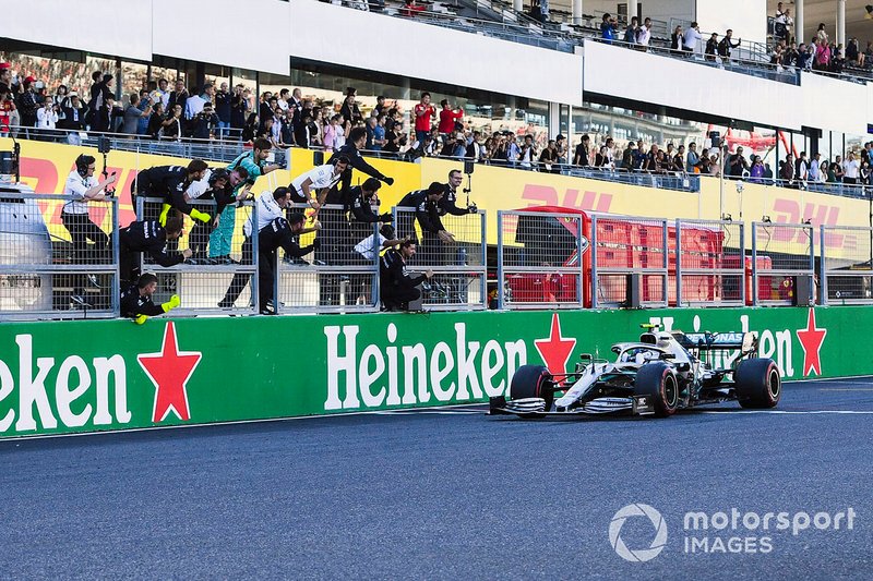 Le vainqueur de la course, Valtteri Bottas, la Mercedes AMG W10 franchit la ligne darrivée