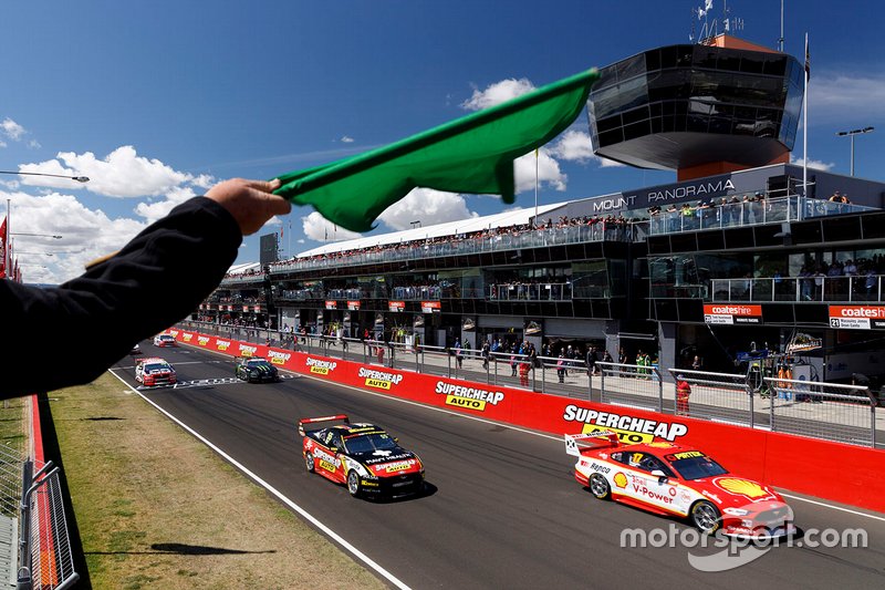 Scott McLaughlin, du DJR Team Penske Ford en tête au début de la course
