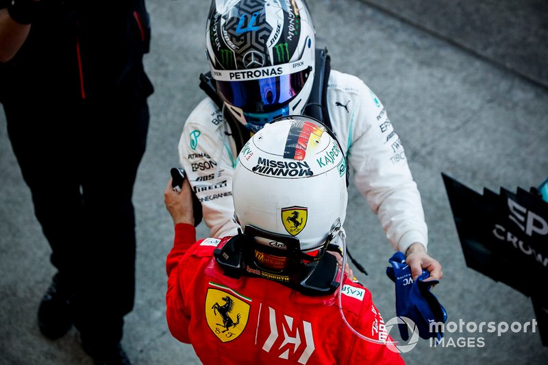 Sebastian Vettel, vainqueur de Ferrari et de la course, Valtteri Bottas et Mercedes AMG F1 se célèbrent au Parc Fermé 