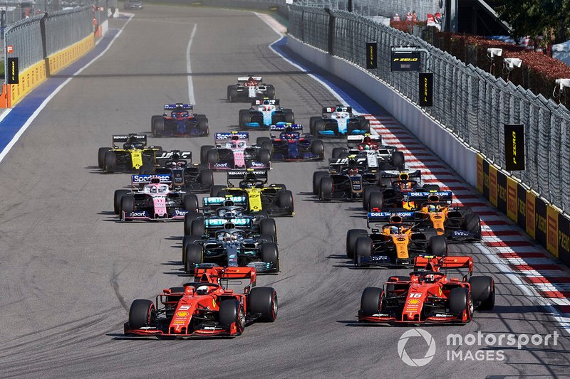 Sebastian Vettel, Ferrari SF90, conduit Charles Leclerc, Ferrari SF90, Lewis Hamilton, Mercedes AMG F1 W10, Carlos Sainz Jr., McLaren MCL34, Valtteri Bottas, Mercedes AMG W10, Lando Norris, McLaren MCL34 et le reste du peloton à la début