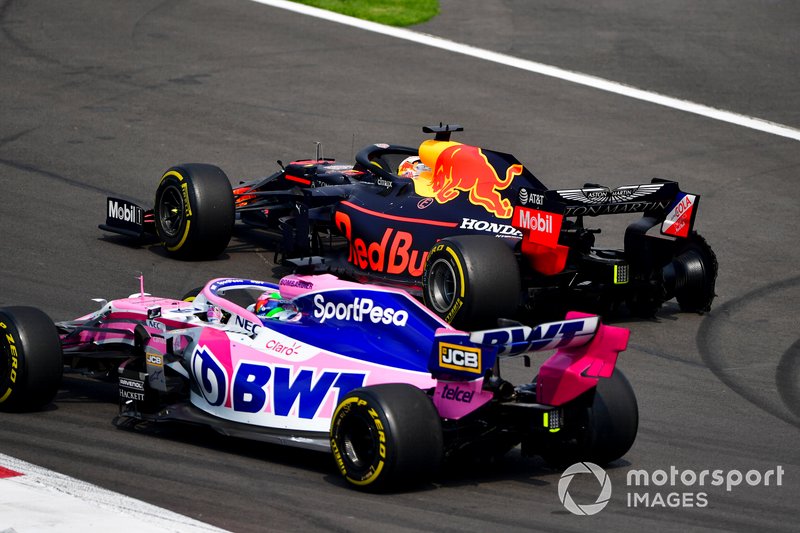 Sergio Perez, Racing Point RP19, surprend Max Verstappen, Red Bull Racing RB15, dans le premier tour