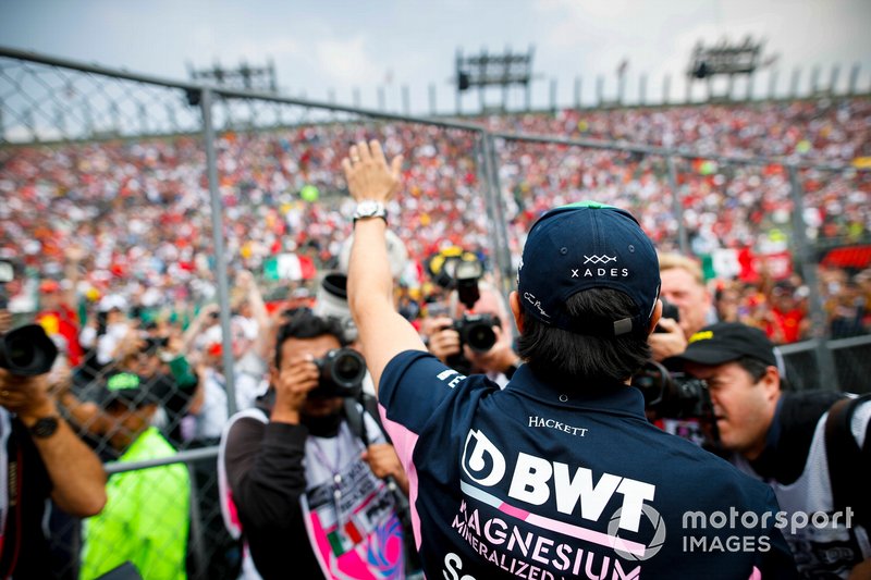 Sergio Perez, Racing Point, fait signe à ses partisans lors du défilé de pilotes