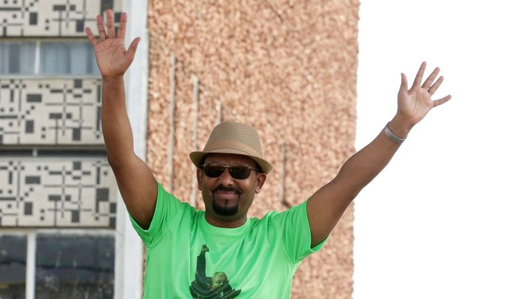 Le Premier ministre éthiopien Abiy Ahmed fait signe à ses partisans 
