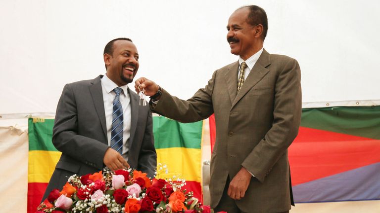 En collaborant avec le président de l'Érythrée, Isaias Afwerki (à droite), M. Ahmed a contribué à un conflit de longue date entre leurs pays.