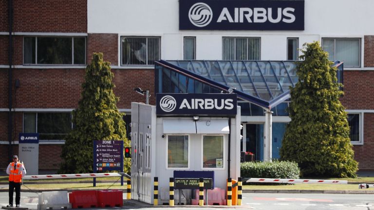 Un agent de sécurité se tient à l'entrée d'Airbus & # 39; usine de montage d'ailes à Broughton, près de Chester
