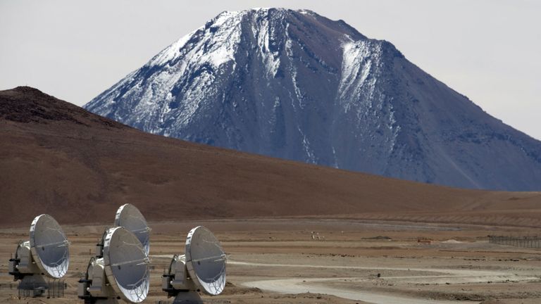 Antennes de radiotélescope du projet ALMA (Atacama Large Millimeter / submillimeter Array) sur le plateau de Chajnantor, dans le désert d’Atacama, à environ 1500 km au nord de Santiago, le 12 mars 2013. ALMA, un projet de partenariat international de l’Europe, de l’Amérique du Nord et de l’Asie de l’Est avec la coopération du Chili, est actuellement le plus grand projet astronomique au monde. Le mercredi 13 mars, 59 antennes de haute précision, situées à 5 000 mètres d'altitude dans le désert extrêmement aride d'Atacama, seront ouvertes. AFP PH