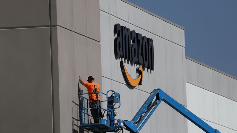 Sacramento, Californie - 10 août: Un travailleur répare un mur dans un nouveau centre de traitement des commandes Amazon le 10 août 2017 à Sacramento, Californie. Amazon s’apprête à ouvrir un nouvel entrepôt de 855 000 pieds carrés, le dixième en Californie, d’ici début octobre et devrait embaucher près de 1 500 personnes. (Photo par Justin Sullivan / Getty Images)

