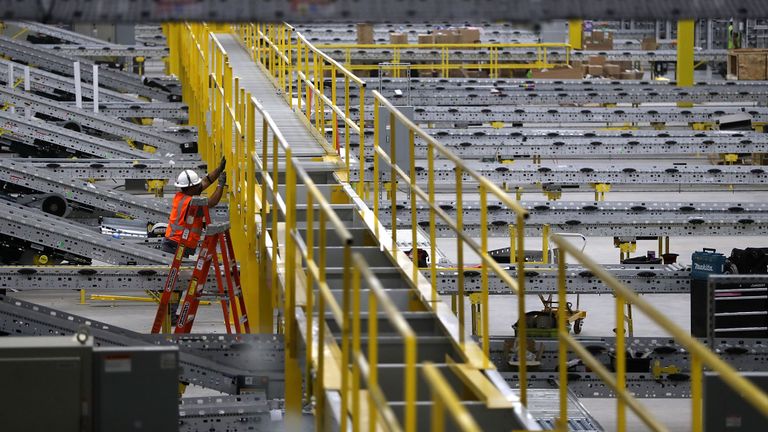 SACRAMENTO, CA - 10 AOÛT: Un travailleur répare un système de convoyeur à bande en construction dans un nouveau centre de traitement des commandes Amazon le 10 août 2017 à Sacramento, en Californie. Amazon s’apprête à ouvrir un nouvel entrepôt de 855 000 pieds carrés, le dixième en Californie, d’ici début octobre et devrait embaucher près de 1 500 personnes. (Photo par Justin Sullivan / Getty Images)
