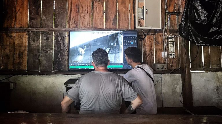 Le père d’Amelia Bambridge, Phil, a passé des heures sous vidéosurveillance à la retrouver.