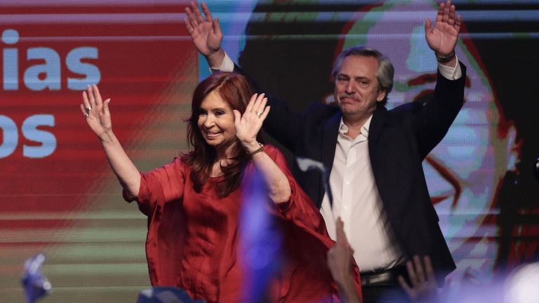 Le président argentin Alberto Fernandez et la vice-présidente Cristina Fernandez remercient leurs supporters à Buenos Aires
