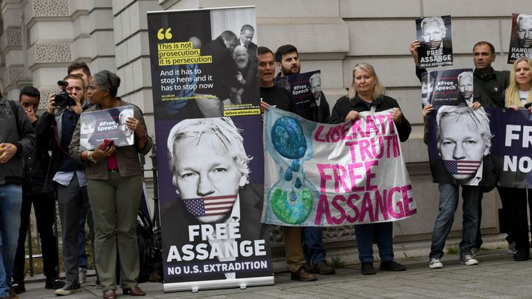 Les partisans de Julian Assange à l’extérieur des magistrats de Westminster & # 39; Cour à Londres pour la dernière audience relative à la gestion des affaires d'extradition