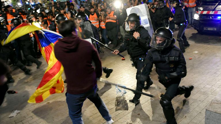 La police affronte des manifestants indépendantistes lors d'une manifestation organisée par les comités de défense de la République (CDR) locaux
