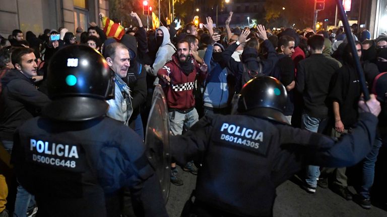 Affrontements entre policiers et manifestants devant le siège de la police