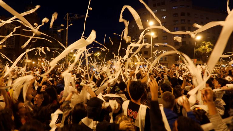 Les manifestants jettent des rouleaux de papier toilette dans les airs