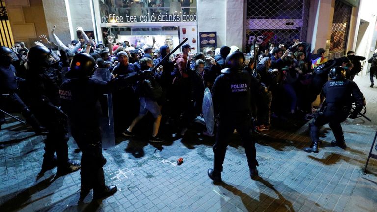 La police se bagarre avec des manifestants dans la capitale catalane