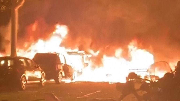 Des manifestants incendient des voitures à Barcelone