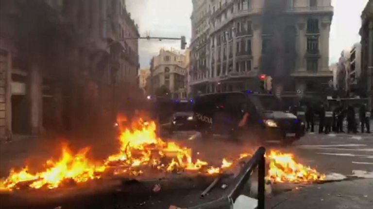 La police en tenue anti-émeute a tiré des balles en caoutchouc, utilisé des matraques et des fourgons de police pour disperser quelques centaines de jeunes manifestants à Barcelone.