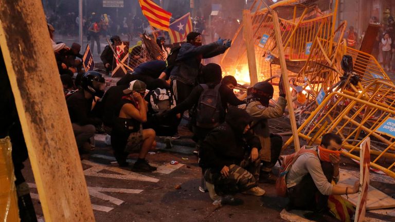 Les manifestants dressent des barricades près du siège de la police
