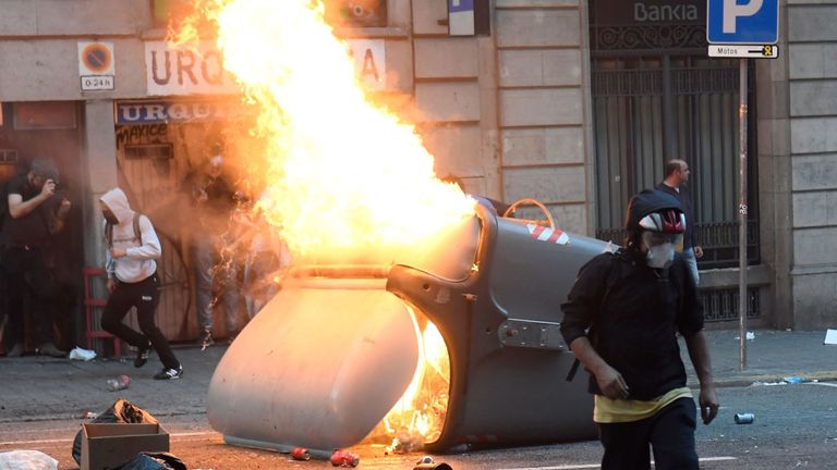 Des poubelles Wheelie ont été incendiées par des manifestants