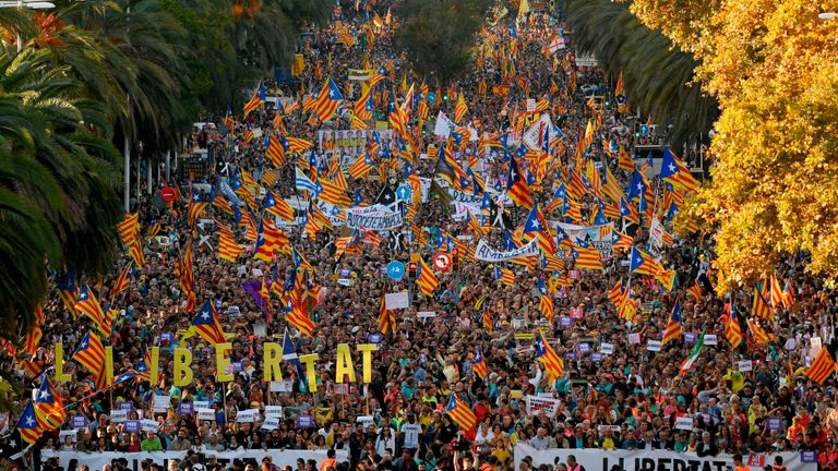 Les gens saluent l'indépendance catalane d'Estelada & # 39; drapeaux lors d'une manifestation pacifique pour l'indépendance